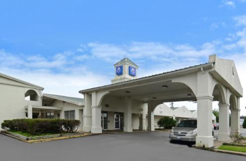 Americas Best Value Inn Beaumont allows 18 year olds to book a room in Beaumont