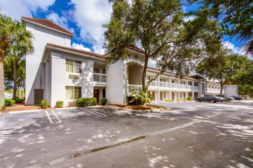 Studio 6-Coral Springs, FL - Fort Lauderdale allows 18 year olds to book a room in Coral Springs