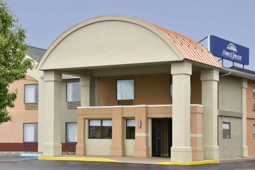 Howard Johnson by Wyndham Allentown/Dorney Hotel & Suites allows 18 year olds to book a room in Allentown