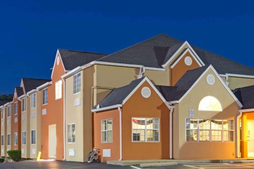 Microtel Inn by Wyndham - Murfreesboro allows 18 year olds to book a room in Murfreesboro