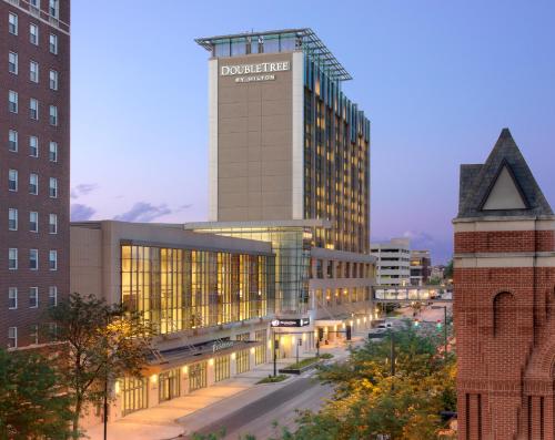 DoubleTree by Hilton Hotel Cedar Rapids Convention Complex allows 18 year olds to book a room in Cedar Rapids