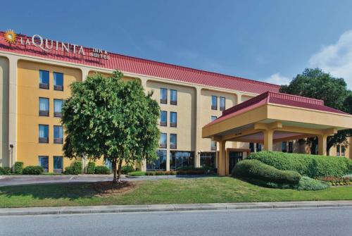 La Quinta by Wyndham Charleston Riverview allows 18 year olds to book a room in Charleston