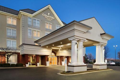 Country Inn & Suites by Radisson, Evansville, IN allows 18 year olds to book a room in Evansville 