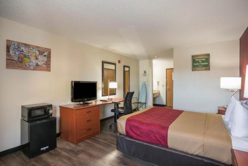 Econo Lodge Airport allows 18 year olds to book a room in Cedar Rapids