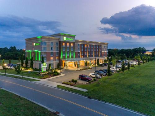 Holiday Inn Murfreesboro/Nashville, an IHG Hotel allows 18 year olds to book a room in Murfreesboro