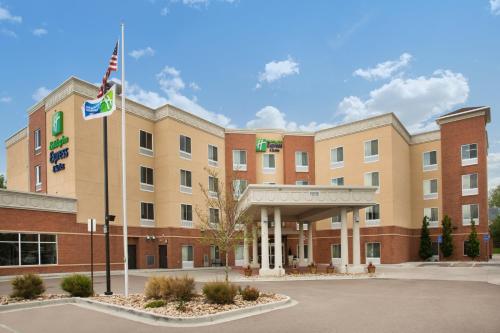 Holiday Inn Express & Suites Denver North - Thornton, an IHG Hotel allows 18 year olds to book a room in Thornton