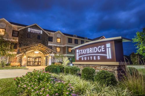 Staybridge Suites - Kansas City-Independence, an IHG Hotel allows 18 year olds to book a room in Independence