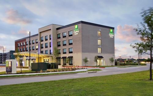 Holiday Inn Express & Suites - Frisco NW Toyota Stdm, an IHG Hotel allows 18 year olds to book a room in Frisco