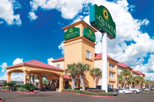 La Quinta by Wyndham Beaumont West allows 18 year olds to book a room in Beaumont