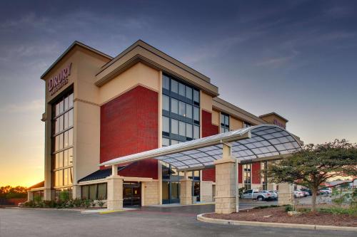 Drury Inn & Suites Evansville East allows 18 year olds to book a room in Evansville 