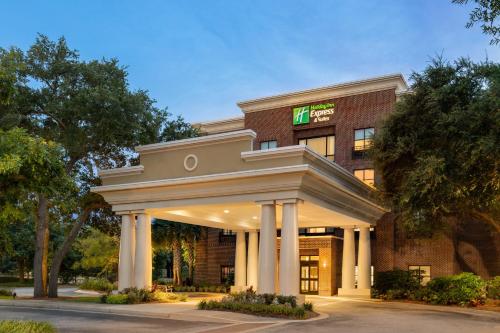 Holiday Inn Express Hotel & Suites Mount Pleasant - Charleston, an IHG Hotel allows 18 year olds to book a room in Charleston