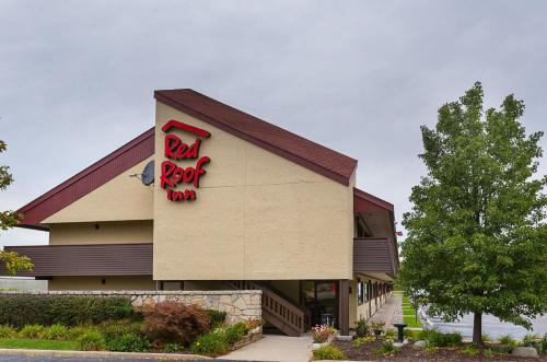 Red Roof Inn Lansing West - MSU allows 18 year olds to book a room in Lansing