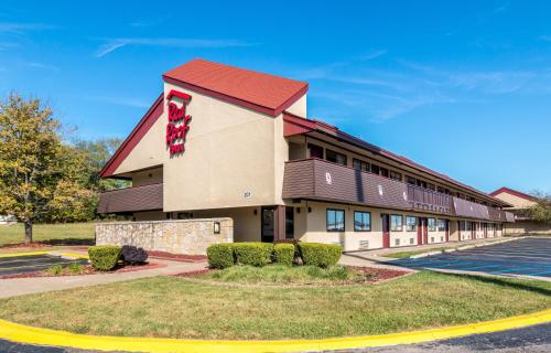 Red Roof Inn Columbia, MO allows 18 year olds to book a room in Columbia