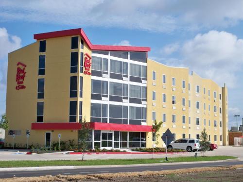 Red Roof Inn & Suites Beaumont allows 18 year olds to book a room in Beaumont