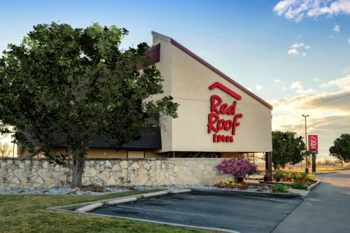 Red Roof Inn Lansing East - MSU allows 18 year olds to book a room in Lansing