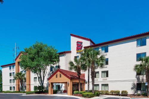 Red Roof Inn PLUS + Gainesville allows 18 year olds to book a room in Gainesville