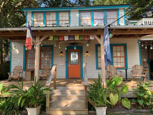 Blue Moon Guest House allows 18 year olds to book a room in Lafayette