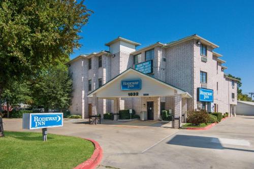 Rodeway Inn Carrollton I-35E allows 18 year olds to book a room in Carrollton