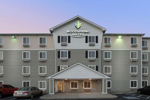 WoodSpring Suites Evansville allows 18 year olds to book a room in Evansville 