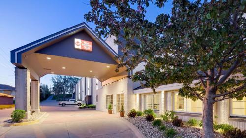 Best Western Plus Longbranch Hotel & Convention Center allows 18 year olds to book a room in Cedar Rapids