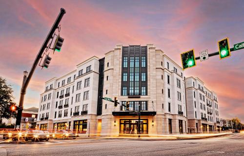 Hilton Club Liberty Place Charleston allows 18 year olds to book a room in Charleston