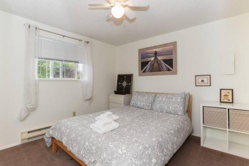 Contemporary, marine 2bd/1ba Apartment C in Kent allows 18 year olds to book a room in Kent