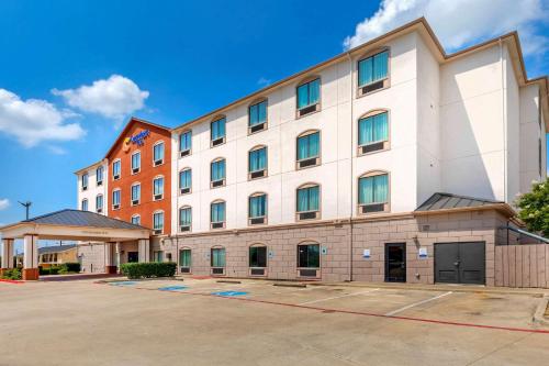 Comfort Inn Near UNT allows 18 year olds to book a room in Denton