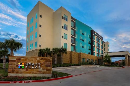 Hyatt Place Waco - South allows 18 year olds to book a room in Waco