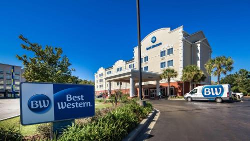 Best Western Airport Inn & Suites allows 18 year olds to book a room in Charleston