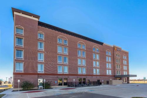 La Quinta Inn & Suites by Wyndham Frisco allows 18 year olds to book a room in Frisco