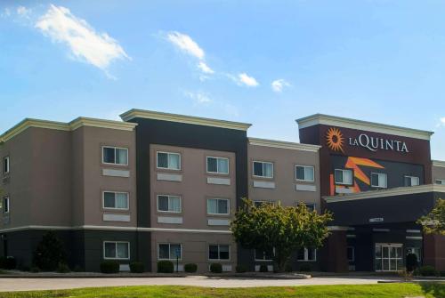 La Quinta by Wyndham Evansville allows 18 year olds to book a room in Evansville 