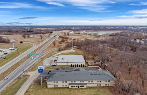 Best Western Clearlake Plaza allows 18 year olds to book a room in Springfield