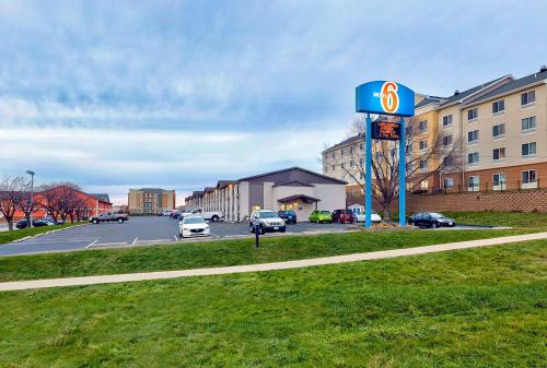 Motel 6-Cedar Rapids, IA - Airport allows 18 year olds to book a room in Cedar Rapids