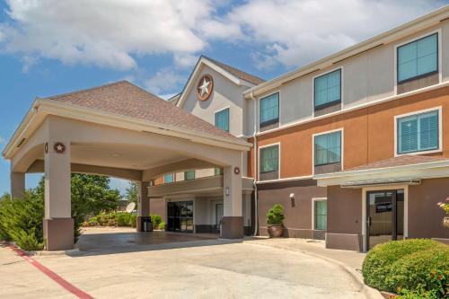 Best Western Plus Denton Inn & Suites allows 18 year olds to book a room in Denton