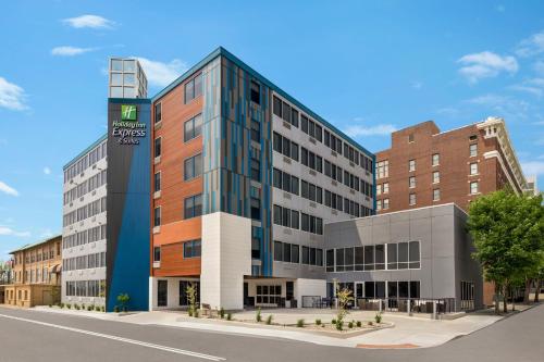 Holiday Inn Express & Suites Evansville Downtown, an IHG Hotel allows 18 year olds to book a room in Evansville 