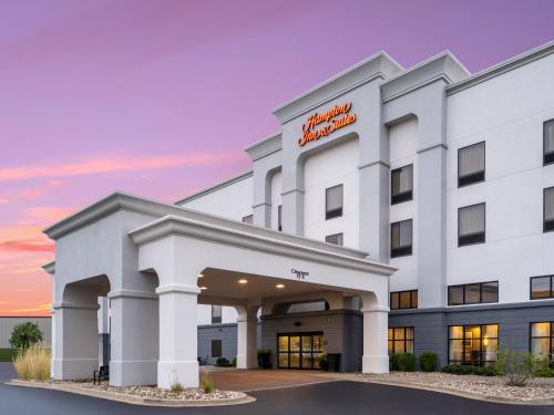 Hampton Inn & Suites Cedar Rapids allows 18 year olds to book a room in Cedar Rapids