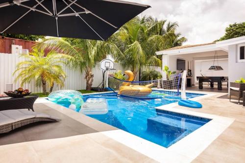 Pool Party! Villa with Heated Pool, Gym, Jacuzzi, Games & More allows 18 year olds to book a room in Miami Gardens