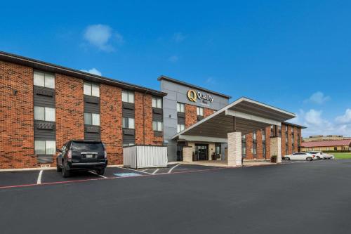 Quality Inn - Denton allows 18 year olds to book a room in Denton