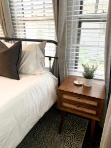 Private Room Downtown - 1 br 1bath allows 18 year olds to book a room in Lafayette