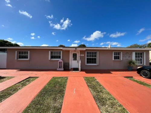 Cheerful 3-bedroom home, free parking on premises allows 18 year olds to book a room in Miami Gardens