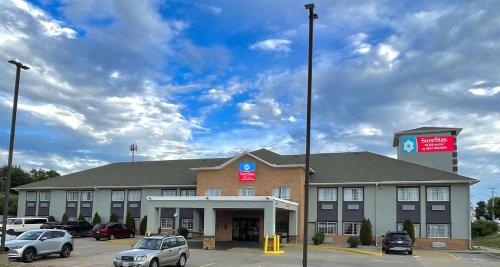 SureStay Plus Hotel by Best Western Topeka Northwest allows 18 year olds to book a room in Topeka