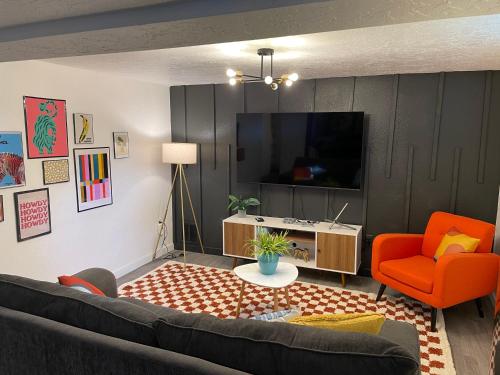 Retro Themed Lower Apt w Old-school Gaming allows 18 year olds to book a room in Provo