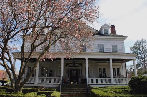 Pasfield House Historic Mansion allows 18 year olds to book a room in Springfield