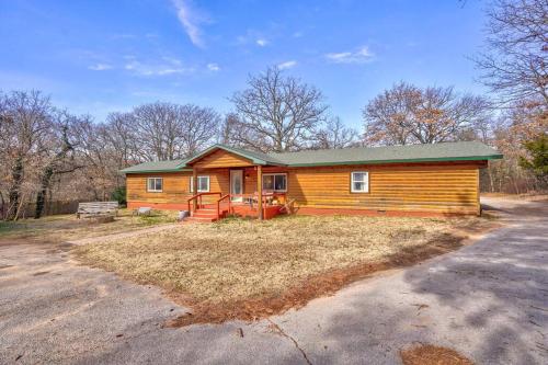 Cabin with Hot Tub & Pool by Lake Thunderbird & Norman allows 18 year olds to book a room in Norman