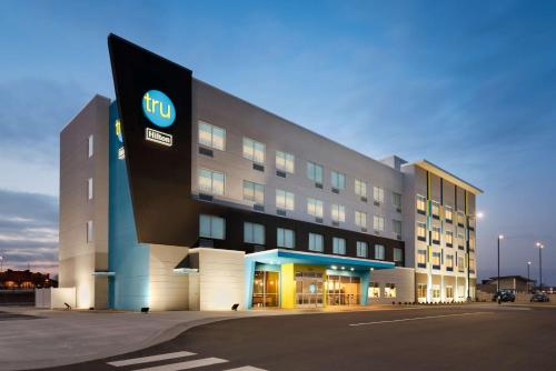 Tru By Hilton Cedar Rapids Westdale allows 18 year olds to book a room in Cedar Rapids