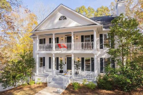 Large Luxury House, 4 King Beds & 21 Total, Hot Tub, Theater, Fireplace, Game Room, Ping-pong, Pool Table, Air Hockey, Arcade, River, Big Kitchen, Nice Porch, Quiet, Good for Families and Large Groups, Near UGA Golf Course, Close to UGA & Stanford Stadium allows 18 year olds to book a room in Athens