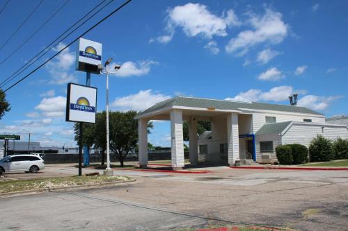 Days Inn by Wyndham Waco University Area allows 18 year olds to book a room in Waco