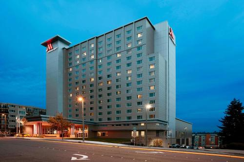 Seattle Marriott Bellevue allows 18 year olds to book a room in Bellevue