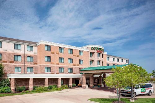 Courtyard by Marriott Columbia allows 18 year olds to book a room in Columbia