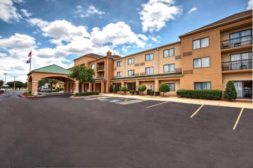 Courtyard by Marriott Abilene Southwest/Abilene Mall South allows 18 year olds to book a room in Abilene